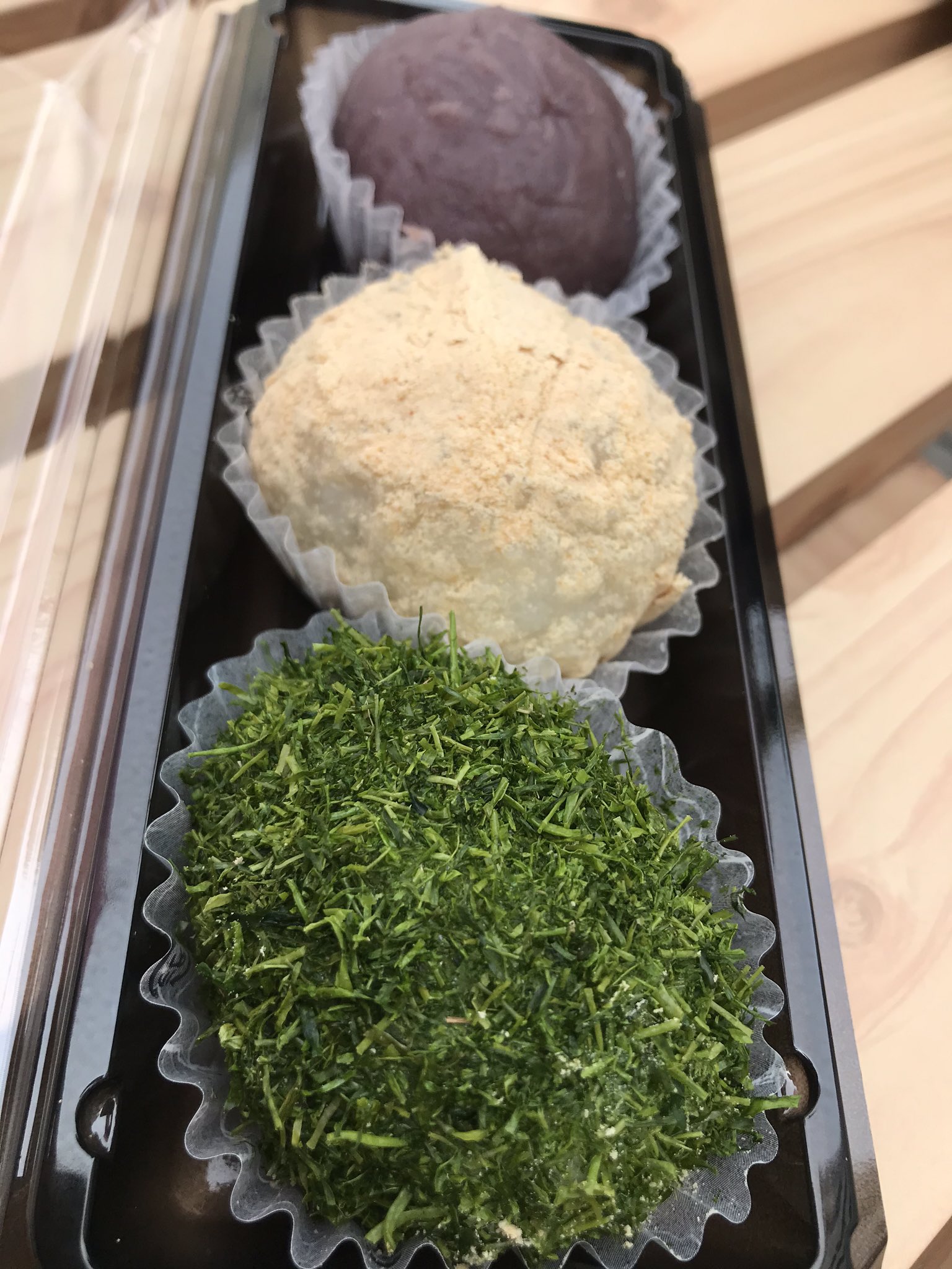坂本倫次 Al Twitter お彼岸に 大阪の 青のりおはぎ を初めていただいています あんこ きなことセットで 三色おはぎ まるで阿寒湖の マリモ のよう T Co Ggstuwdmu6 Twitter
