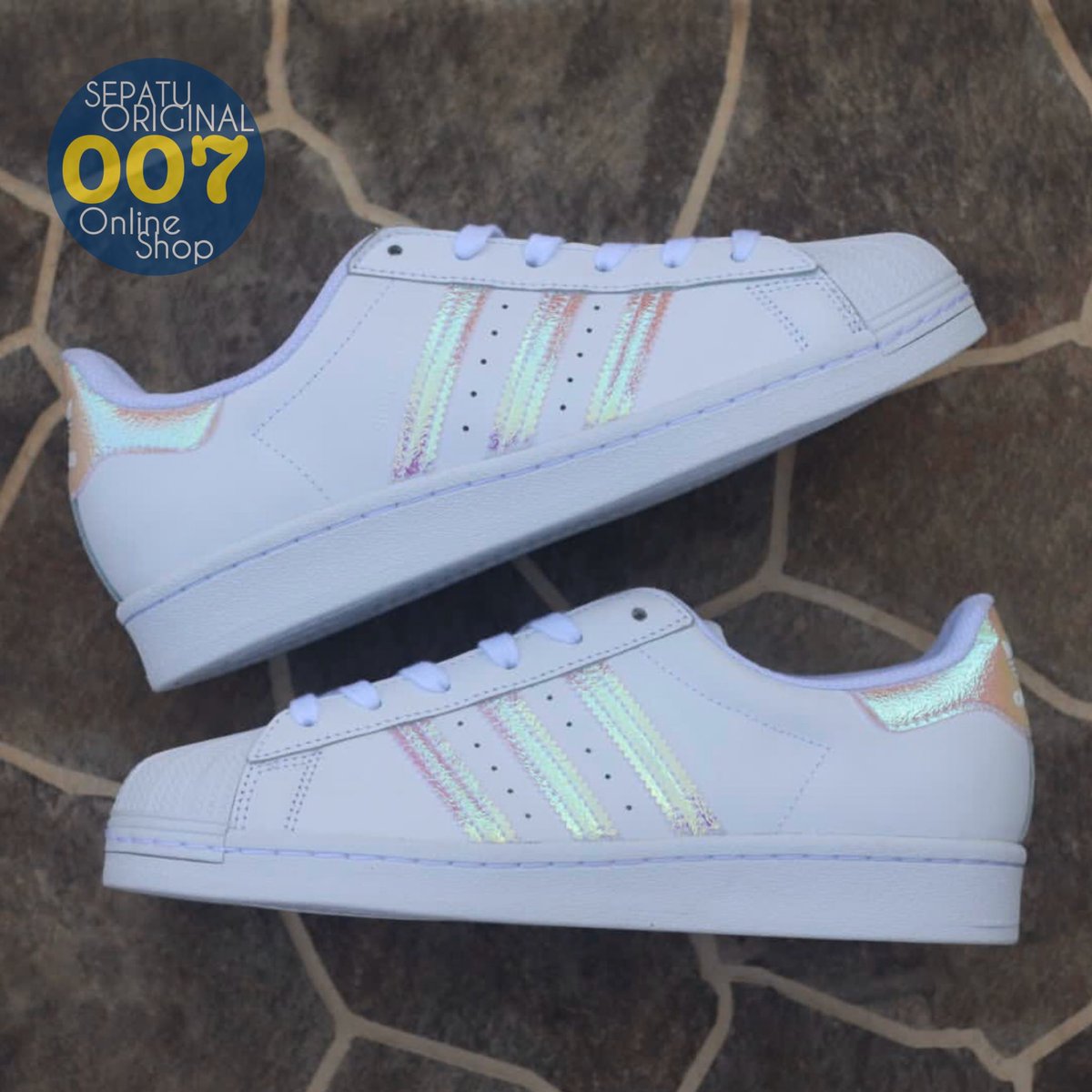 SEPATUORI 007 | #ADIDAS Superstar White List Hologram Pink (BNWB)⁣
⁣
100% #ORIGINAL Brand New Replaced Box⁣
Made in #Indonesia⁣
⁣
Size: 38 2/3 (24 cm)⁣
⁣
Harga: IDR 320K

#adidasoriginals #originalshoes #originalbrand ⁣