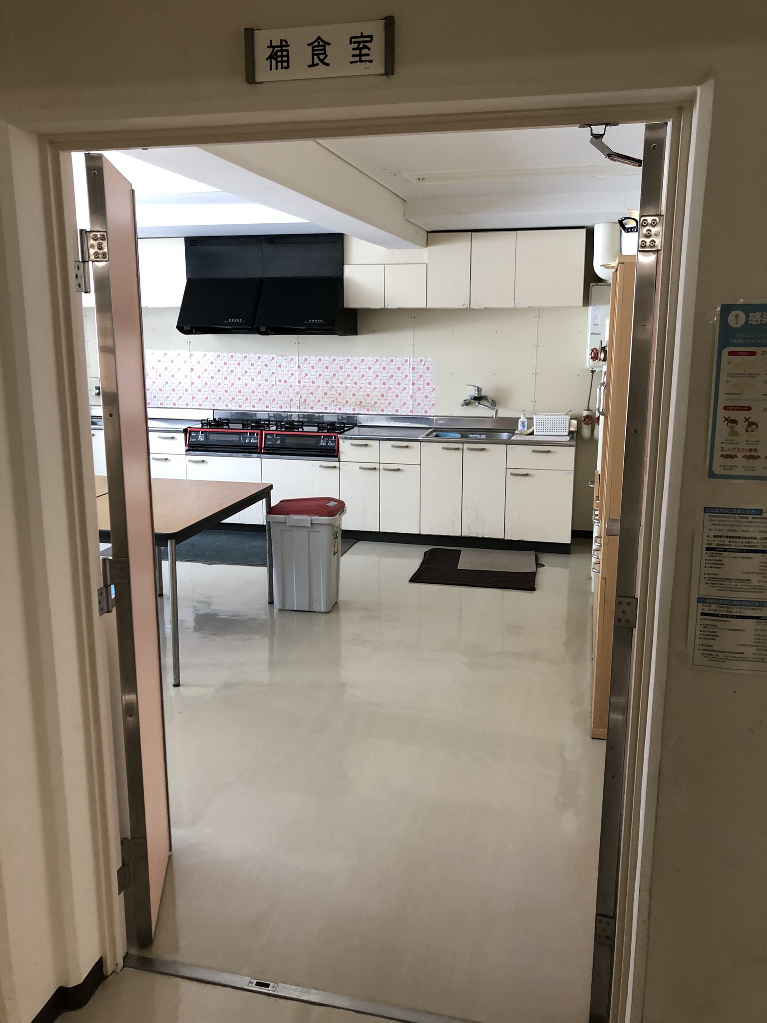 北海道教育大学旭川校 築ヶ丘寮 令和版 補食室 各階にあるキッチンです コンロが4つ シンクが2つあります この寮では食事は自炊のため多くの人が利用してます 上級生になるとだんだん利用しなくなる人も多いですが 笑 棚も個人の場所がある