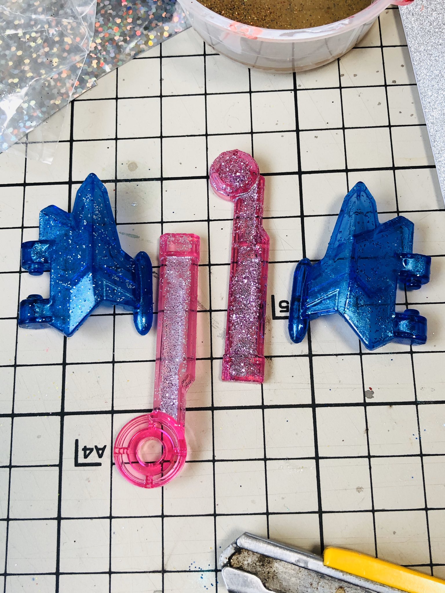 Mpr ミニプラ キラメイジン 進捗2 表面がざらつくのでクリアコートかけて磨いてみました 左 ラメ自体の塗料が剥げてまた クリアブルーとか塗らないといけないし 粒子も綺麗じゃないので失敗だな こりゃ D 別の方法に切り替えます D エーッ