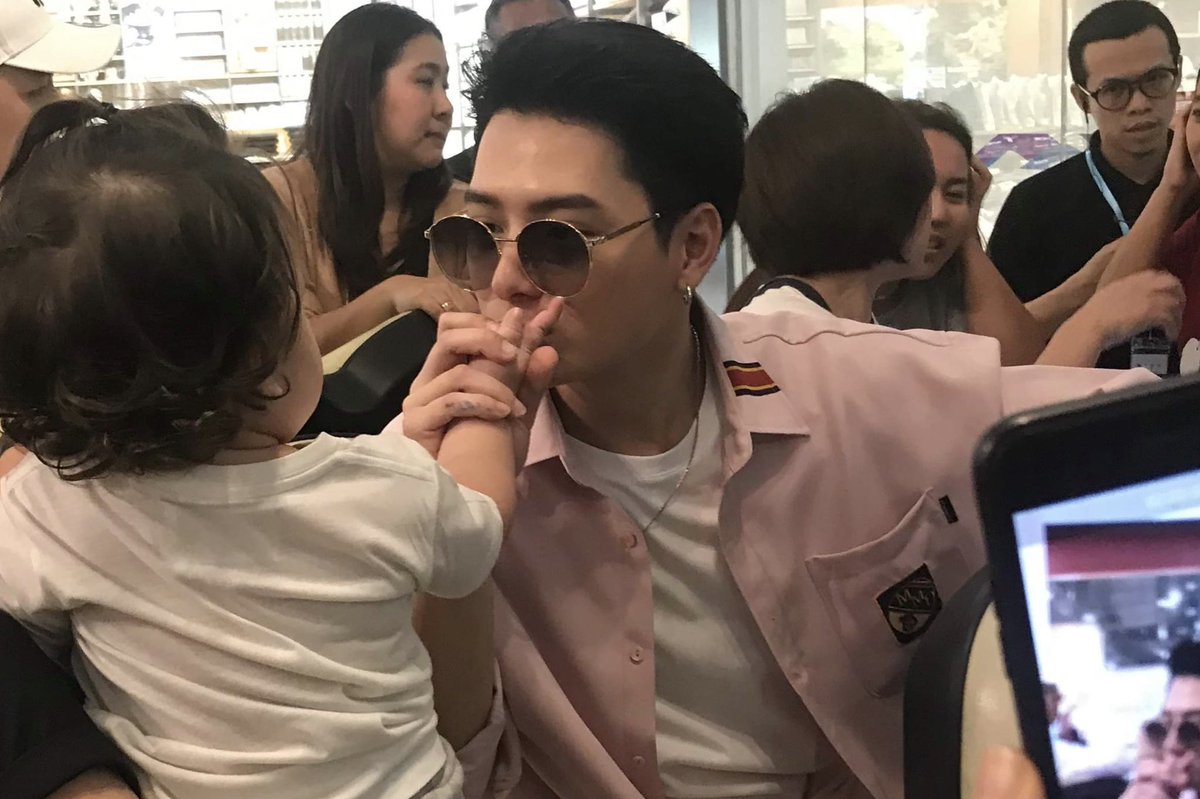 his series with babies seems to be unable to end  #KristPerawat  #KhunPandkids