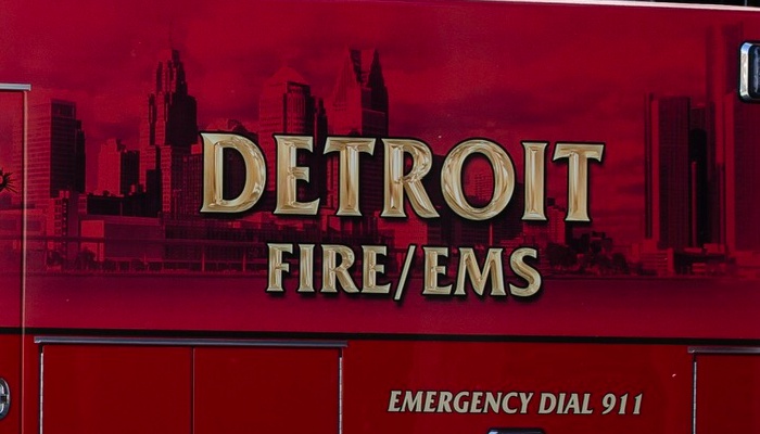 DetroitScanner's tweet photo. DEMS Medic 27 had some violent family members at a run in the 10300 block of Violetlawn earlier. People surrounded their rig, started pounding on the doors. DPD was also responding. Cancelled when M27 was able to extricate & convey patient to HF. West Side. #DetroitProblems https://t.co/7iR36wrxEm