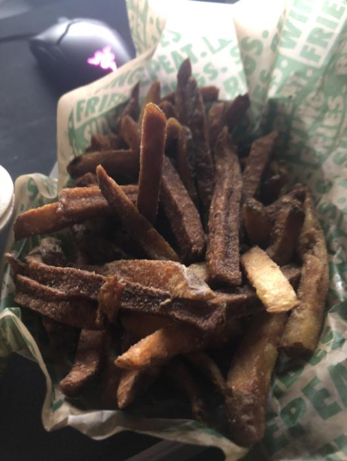MarkysBagelShop's tweet photo. Our owner @Marky_Candy surprised @YataraTTV with his favorite meal because of his phenomenal performance today and this is what we fucking get @wingstop #picoftheday #thebagelshop #bettersigwins #vegaovertommy https://t.co/tJSS9Q1iYm