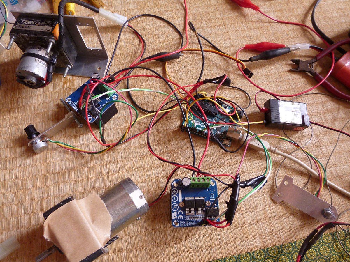 cometto10's tweet image. #ARDUINO　で　#RCSERVO　を
試作中

#SPMT 用ステアリング機構で
HITECの805BB＋外付けＨブリッジで長いこと
使ってきた今年元旦早々から制御の問題が出てきた

プロフェッサーMr.James Bruton
の動画より多大な教示を受けました
感謝します