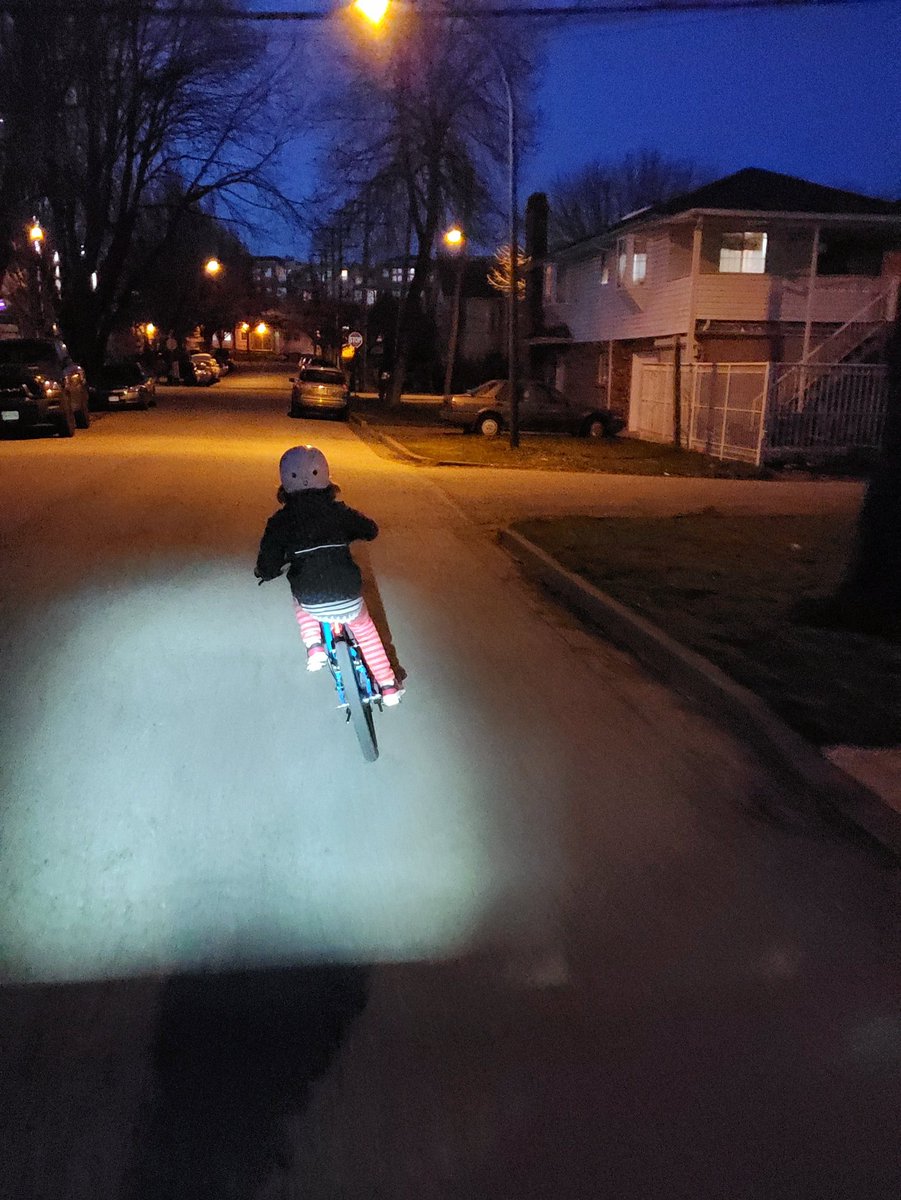  #Bike365 day 81: this "biking for recreation" is weird. I'm used to 40-60 mins of riding on my way to school/work/errands/meetings, etc. Since I'm trying to minimize shopping/errands & can't take the kids to a playground, I'm at a loss as to where to go. 5km round the hood.