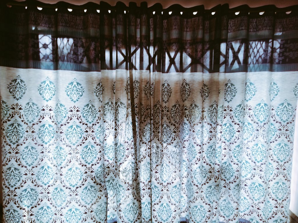 rranjan501's tweet photo. सुबह के सम्मान में मुख्य द्वार का ताला खुल गया है। द्वार खुलना तो दूर पर्दे भी नहीं हटे। प्रवेश और निकास वर्जित है। 

भूमंडलीकृत ग्राम के इस खंड के घर घर में भूमंडल बने।

हौंसला रखो आस न छोड़ो
विपदा से लड़ने की बारी है
दूर रहे और मिलकर लड़े
तो निश्चित जीत हमारी है

#जनताकर्फ्यू https://t.co/g8qXfiikV9