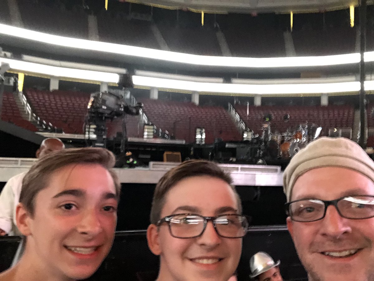 mhealy1972's tweet photo. #LoveU2 NJ 2018 https://t.co/K7gsVmA4mU