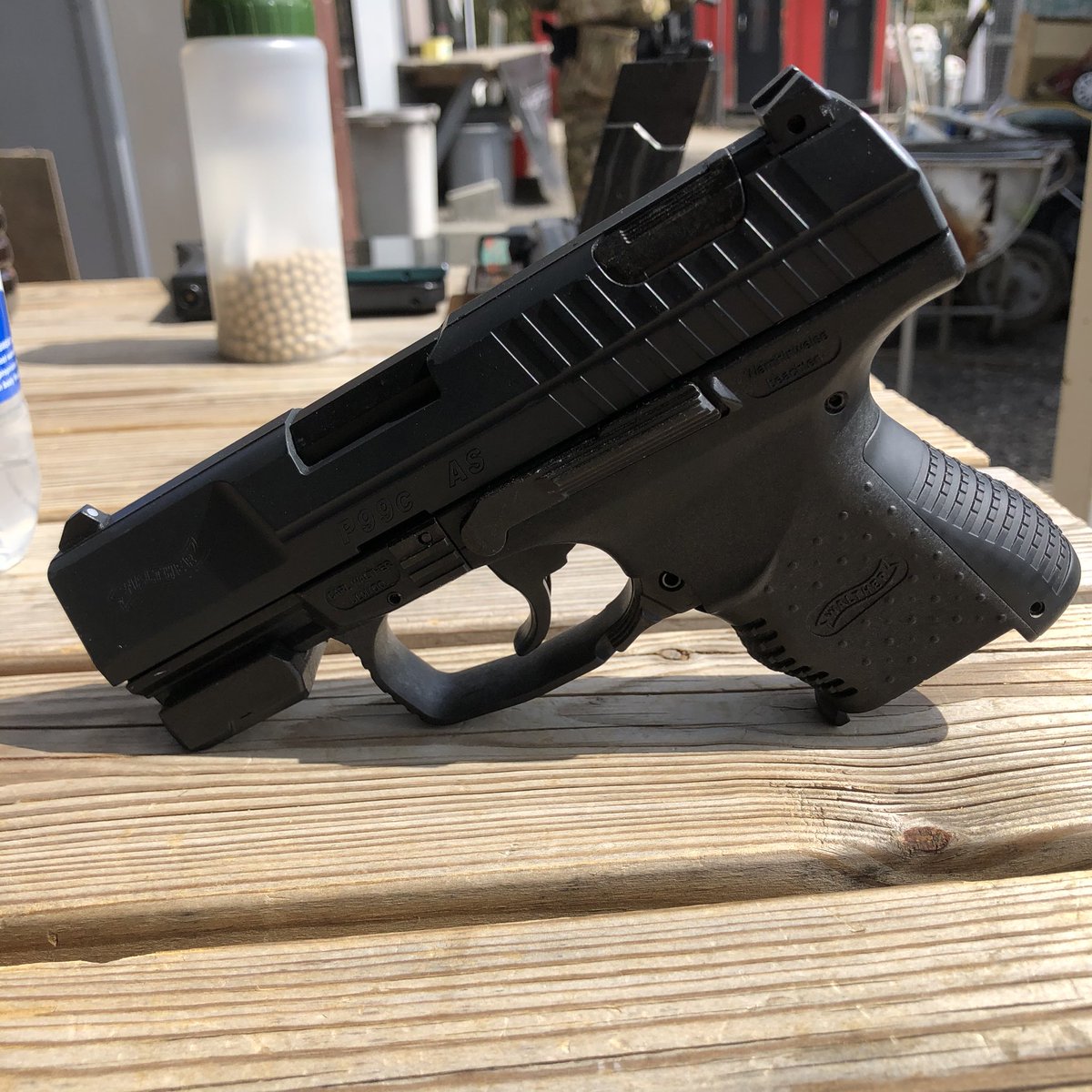 O_POS_708's tweet photo. ガス好調ですね！
風で流されますが…

＃P99c #Walther #ガスガン https://t.co/OjdHCp6QoL