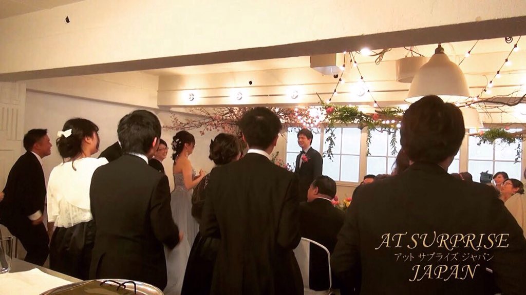 atsurprisejp's tweet photo. 先日実施いたしましたフラッシュモブの様子です♪
 
今回はご新婦様とご友人さまからご新郎様へのフラッシュモブダンス☆
仕掛け人にはたくさんのご友人の皆さまと、そしてなんと！両家お母様のお二人も！
これにはご新郎様もびっくりでした！

サプライズ大成功です♪
 
#フラッシュモブ https://t.co/YdJHKGl9vg