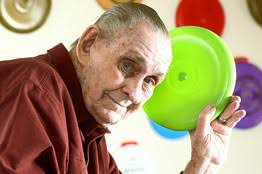 56. Permintaan terakhir pencipta frisbee, Walter Morrison, menjelang ajalnya pada tahun 2010 adalah supaya jenazahnya dikremasi dan abunya dijadikan frisbee.