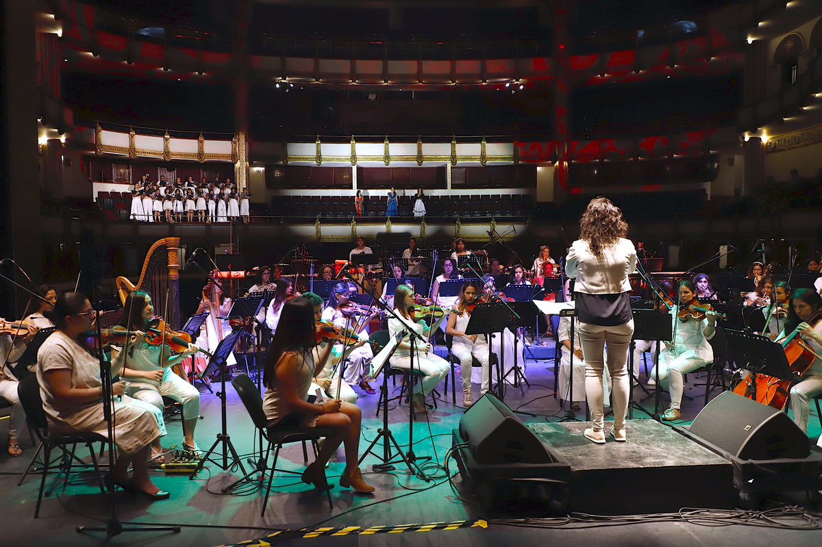 CulturaCiudadMx's tweet photo. La Orquesta Sororidad, dirigida por las hermanas Josefa y Esperanza de Velasco, es un ensamble integrado por 80 mujeres instrumentistas que hicieron su debut en la segunda edición de #NocheDePrimavera. ¡La #CapitalCultural en #NuestraCasa! https://t.co/fRy0Oc87yE
