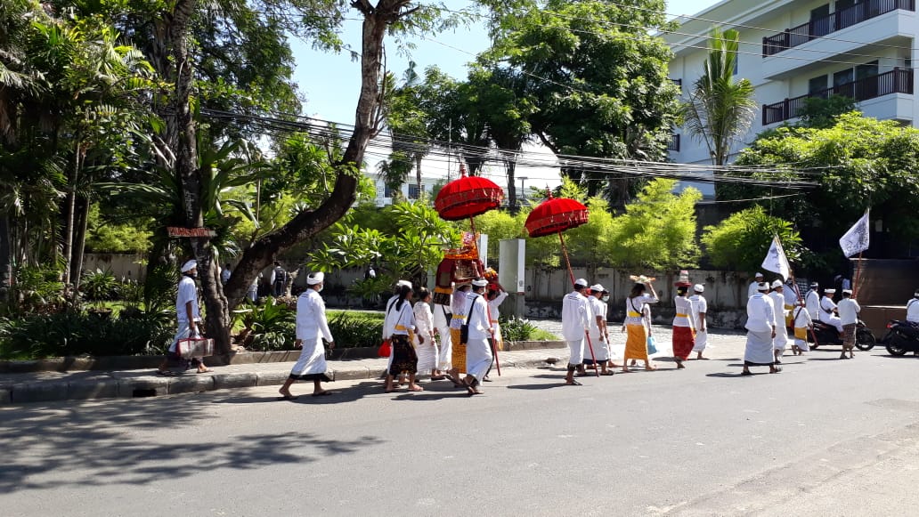 polsekkuta's tweet photo. Bhabinkamtibmas Kelurahan Seminyak Polsek Kuta Polresta Denpasar Bantu Kelancaran Bubaran Kegiatan Melasti Warga, Minggu (22/03/2020) siang.
#divisihumaspolri #multimediapoldabali #Bhabinkamtibmas #polisiindonesia #Indonesiakuat #infobadung #melasti #bubaran #aman #binmaspolri https://t.co/HorjlC4xcK