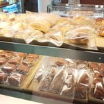 パン屋がトングをやめた理由 ビニルで包装されたパンにはトングカチカチで威嚇する必要が無くなったから Togetter