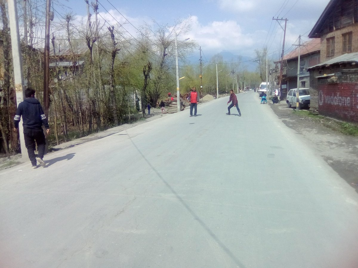 iAmIshfaqWadoo's tweet photo. This is #srinagar
Playing #Cricket #freezB & Riding #cycles
#JantaCurfew
#StaySafeStayHome @listenshahid #TalsaGharreyBehew https://t.co/Yp7gtUsPcA