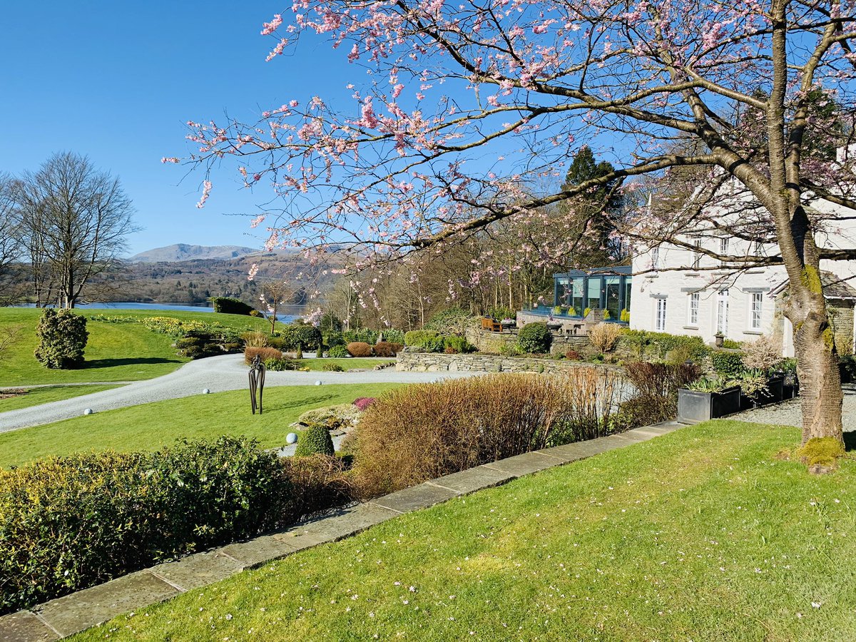 🌸ℋ𝒶𝓅𝓅𝓎 
🌸ℳ𝑜𝓉𝒽𝑒𝓇𝓈 
🌸𝒟𝒶𝓎 

#mothersday #motheringsunday #lakeview #thelakedistrict #fells #windermere #treatyourmum #specialmum #theoneyoulove #bekind #lovethelakedistrict #kindness #blossom #hotel #hotelgardens #hotelwithaview #restaurantwithaview #thelakes