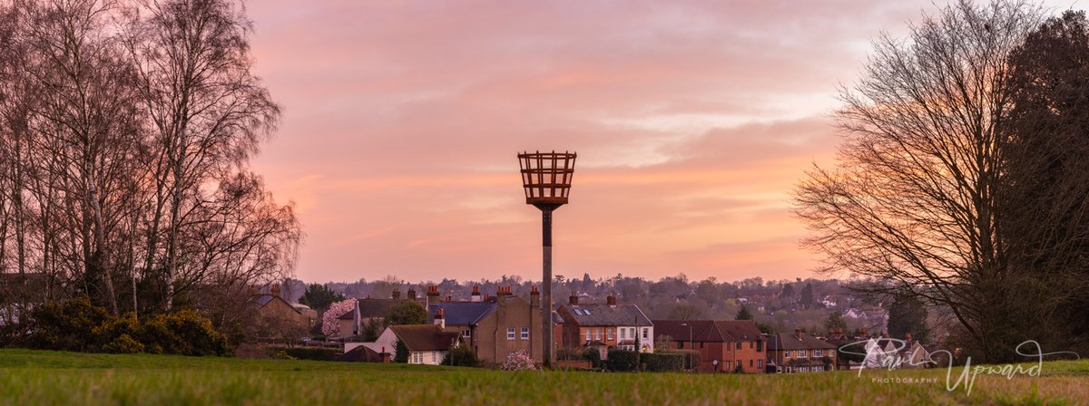 paulupward1's tweet photo. Stunning colours over #ChalfontStPeter first thing this morning. Definitely worth getting up early on a Sunday morning for! @ChilternCouncil @KeepItLocalCSP @BucksLifeMags @buckinghamshire @csp_church @GoldHillBC @KDicksonCSP @StPeterVillage @ChalfontCCentre #keepitlocalcsp https://t.co/14ULNLzIz4