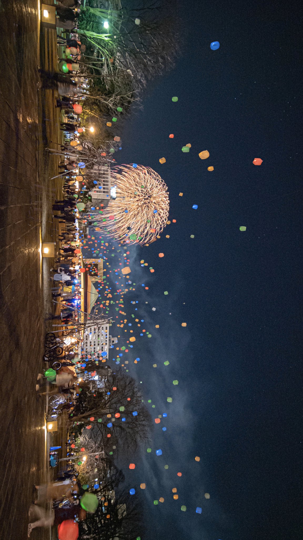 スターリーナイトカンパニー Ledスカイランタン Rt Akaka26 スカイランタンがあがって 花火があがって 星も輝いていた ステキな夜だった 富山駅路面電車南北接続開業記念事業 スカイランタン 花火 富山 T Co Nuf1joxqj9 Twitter