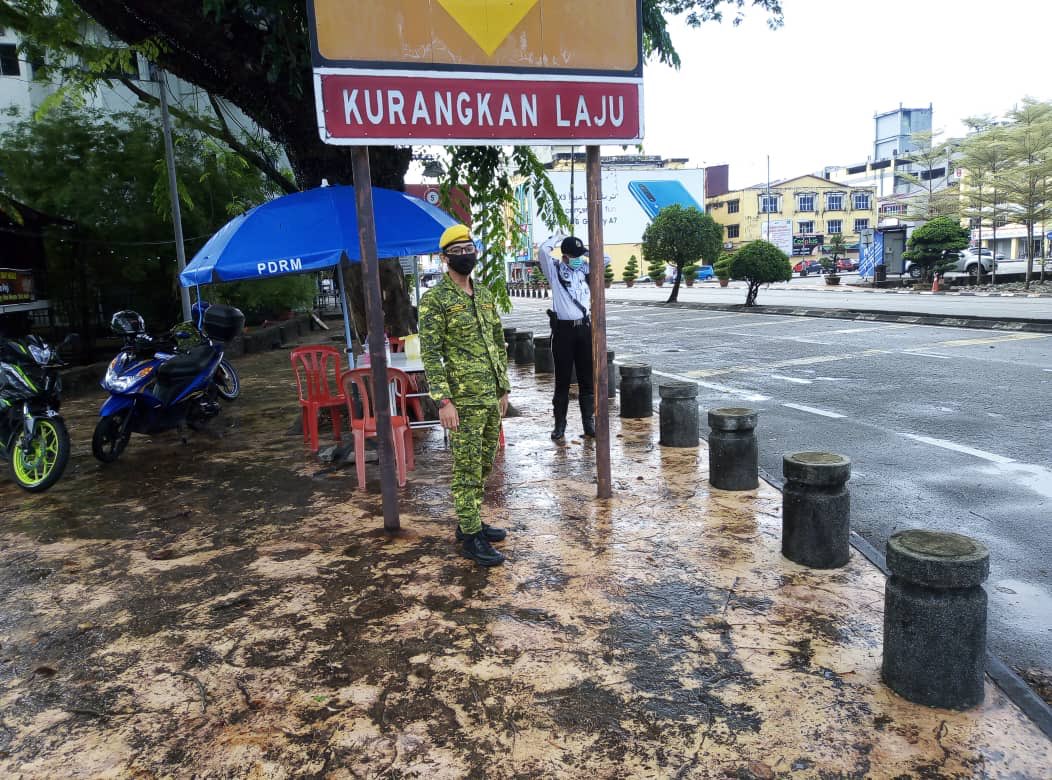 RELA_Kemaman's tweet photo. Hari ke-5 | Anggota RELA bersama PDRM membuat Sekatan Jalan Raya (SJR) di Lampu Isyarat Persimpangan Jalan Sulaimani .

#StayAtHome
#DudukRumah
#MalaysiaBebasCovid19
#setiaBerbakti 
@relamalaysia @kamarudin_rapig @RazibSRBrians @ros_lanz @RELA_Terengganu @FaraIman2019 https://t.co/EUM5PC6itl