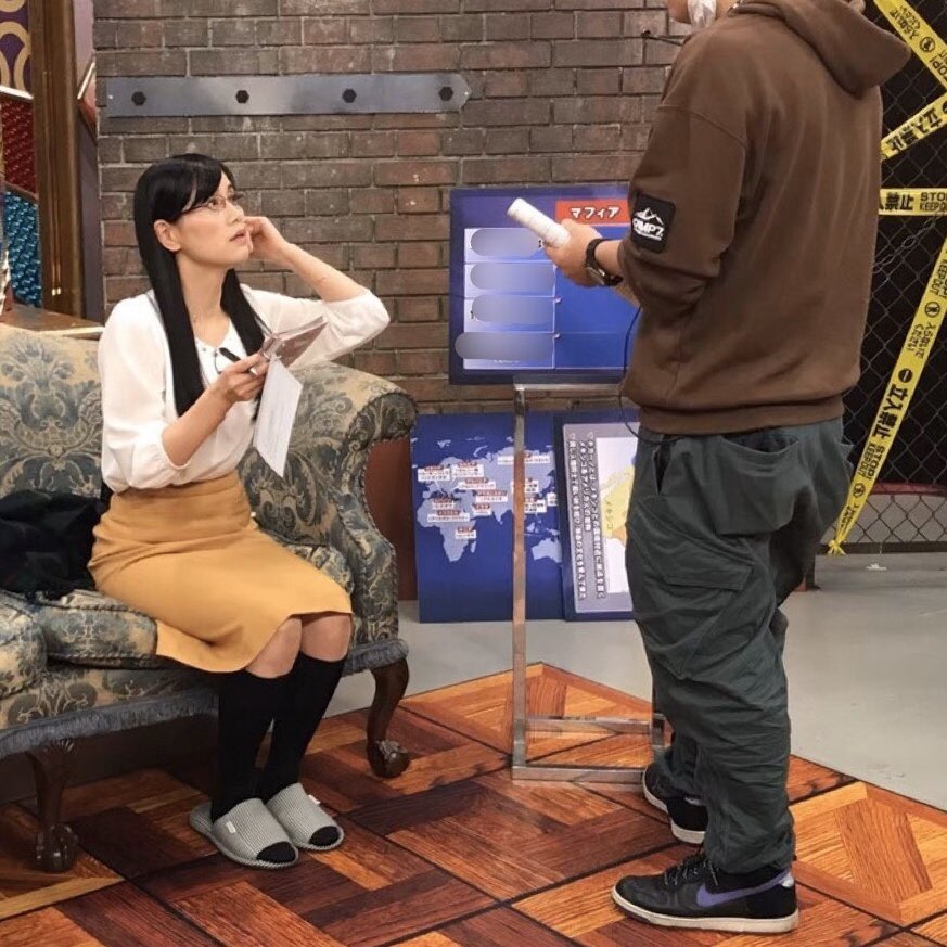 miokoumon's tweet photo. 絶対にミスできない仕事がある。。。

「何事も準備が全て」

それを頭のスミに置き
本番前の徹底指導🔥受ける私。

挑むは、

マフィア！ギャング！ヤクザ！ダラケ❗️

この回はね
スミません、じゃ、済みません‼️

あぁ〜
息子のオムツを借りれば良かったーー

#ダラケ！ https://t.co/6CYs5libwu