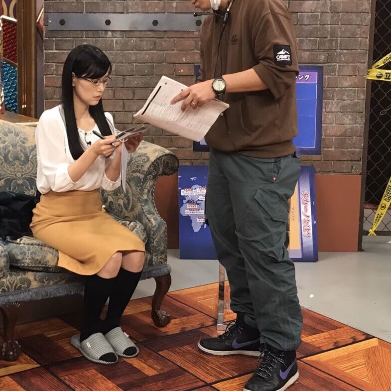 miokoumon's tweet photo. 絶対にミスできない仕事がある。。。

「何事も準備が全て」

それを頭のスミに置き
本番前の徹底指導🔥受ける私。

挑むは、

マフィア！ギャング！ヤクザ！ダラケ❗️

この回はね
スミません、じゃ、済みません‼️

あぁ〜
息子のオムツを借りれば良かったーー

#ダラケ！ https://t.co/6CYs5libwu