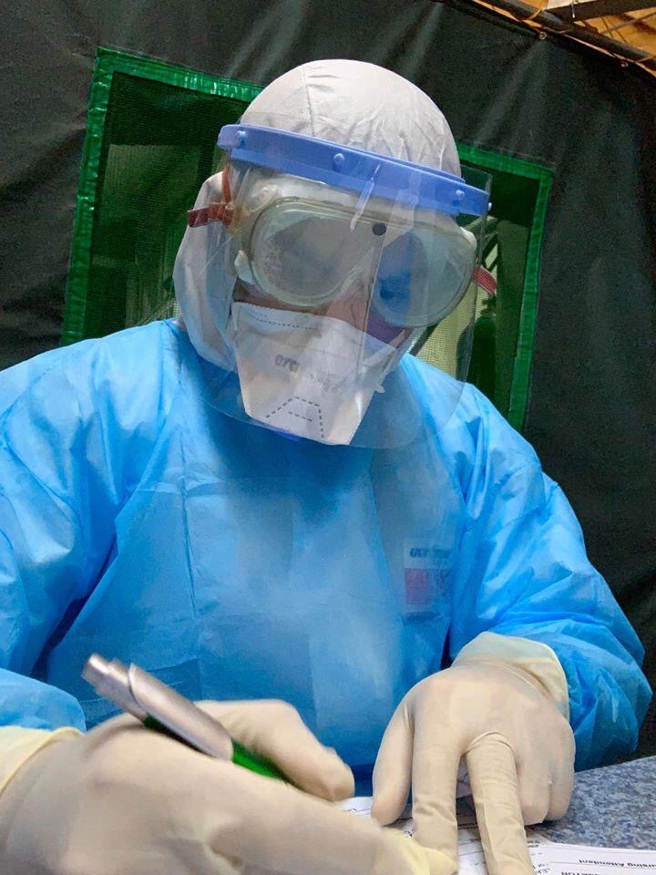 "Tanggap ko sa sarili ko na may risk na magkasakit ako. Nag-decide ako mag-stay sa hospital kasi senior na parehas ang parents ko. Hindi ko kayang tanggapin kapag nagkasakit ang family member ko because of me."

Photo courtesy: Nurse Jose Ricamonte Karganilla