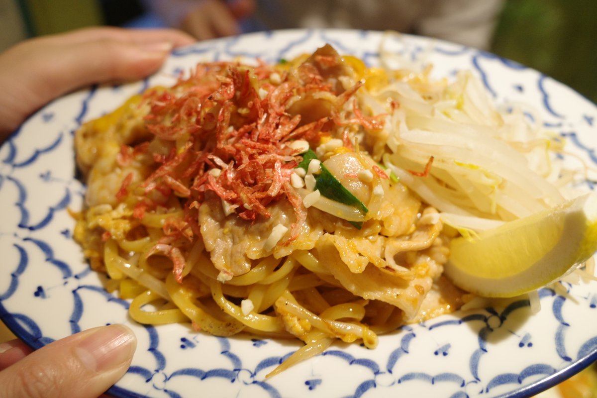 伊藤初美 ハツ 東京グルメサロン主宰 パクチー好きなら絶対食べて欲しい 新宿 ランブータン の爆盛りパクチー鍋 スパイスの効いたスープで豚肉やきのこ 野菜と一緒にパクチーが楽しめるの タイ人シェフが監修するもちもち自家製生麺パッタイや