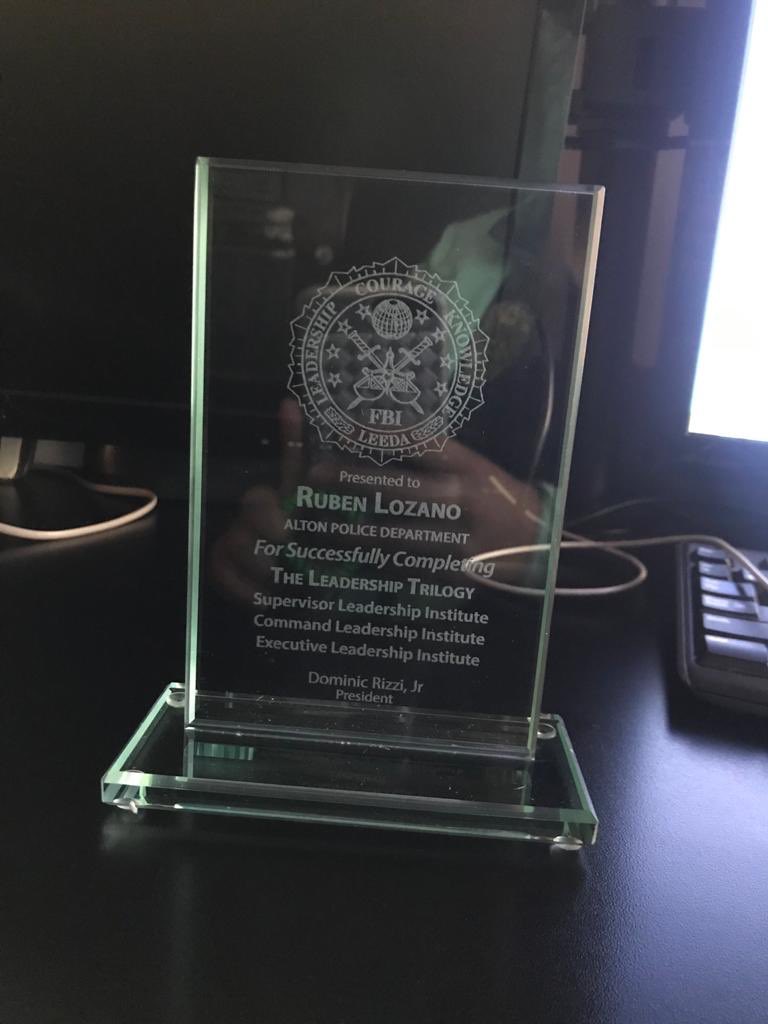 RubenLo81495718's tweet photo. Got my FBI-LEEDA Trilogy award today 👌🏻 #FBILEEDA #Trilogy #TrilogyGrad https://t.co/HS7cZDPdMw