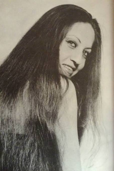 #مقالات_نبيل #خليك_في_البيت

#الحب...
كان الشاعر نزار قباني  يلقى قصيدته في إحدى القاعات التي ضمت مه...