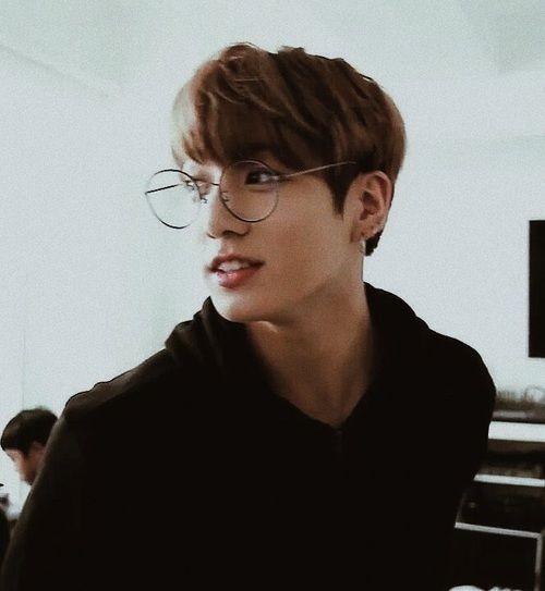 Namself6's tweet photo. Au donde Jungkook el chico dulce y un tanto nerd, extorsiona a Kim Taehyung, el chico engreído y molesto de la universidad.

Cliché? Tal vez.

#BTS #AU #NSFW #taekook #KookTae #btsau #taekookau https://t.co/q3rGfB5Fyg
