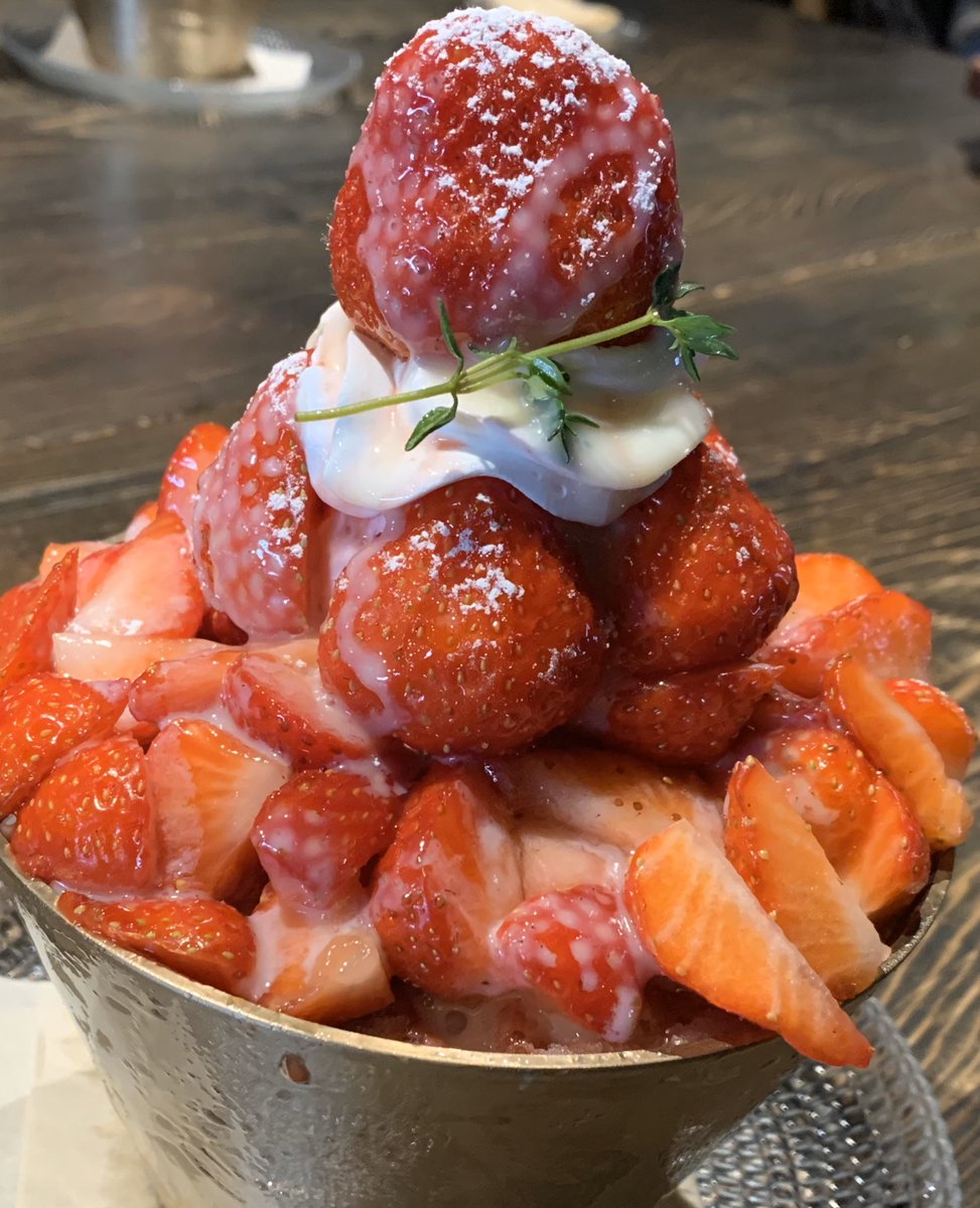 やまもっちゃん Twitterissa 今やかき氷の聖地ともいえる奈良 明日香村にあるカフェ ことだまでは この季節には韓国風かき氷 プレミアムいちごパッピンス なるものが頂けます 地元の新鮮なあすかルビーがこれほどかというぐらい詰め込まれています 想像を超えた やまもっちゃん Twitterissa 今やかき氷の聖地ともいえる奈良 明日香村にあるカフェ ことだまでは この季節には韓国風かき氷 プレミアムいちごパッピンス なるものが頂けます 地元の新鮮なあすかルビーがこれほどかというぐらい詰め込まれています 想像を超えた