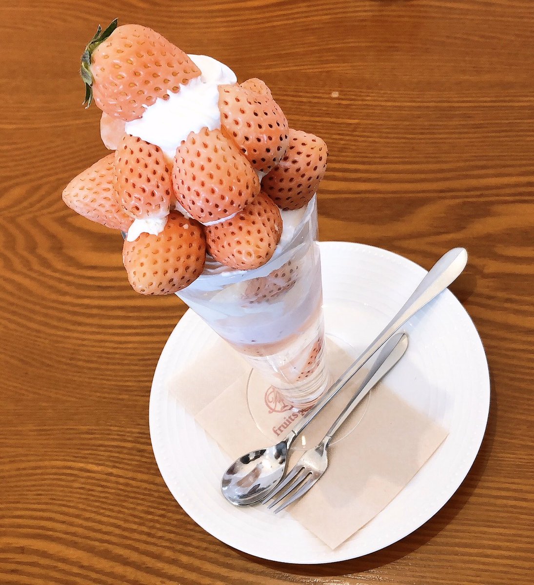 淡雪と呼ばれる品種の苺をふんだんに使った『淡雪パフェ』。
甘さが強いと言うよりは酸味が抑えられた苺でした☺︎
値段は￥1,800+taxと高いものの、20cm超えのボリューム感は食べ応え抜群！

#フルーツピークス #いちごパフェ #淡雪パフェ