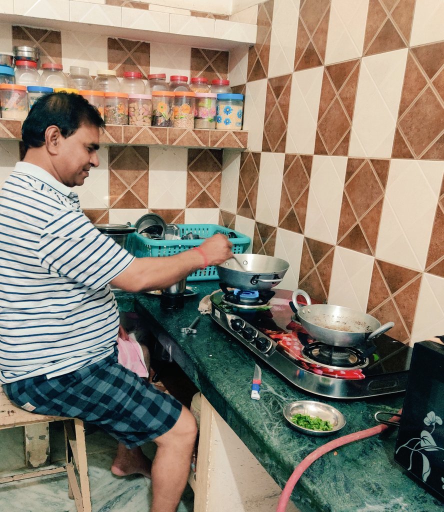 MeghaaGoyal's tweet photo. Papa making lunch for us during janta curfew 😃😋
#MyJantaCurfewMoment @PMOIndia @mygovindia @narendramodi 
#ISupportJantaCurfew  #IndiaFightsCorona https://t.co/ZzARbgQODU