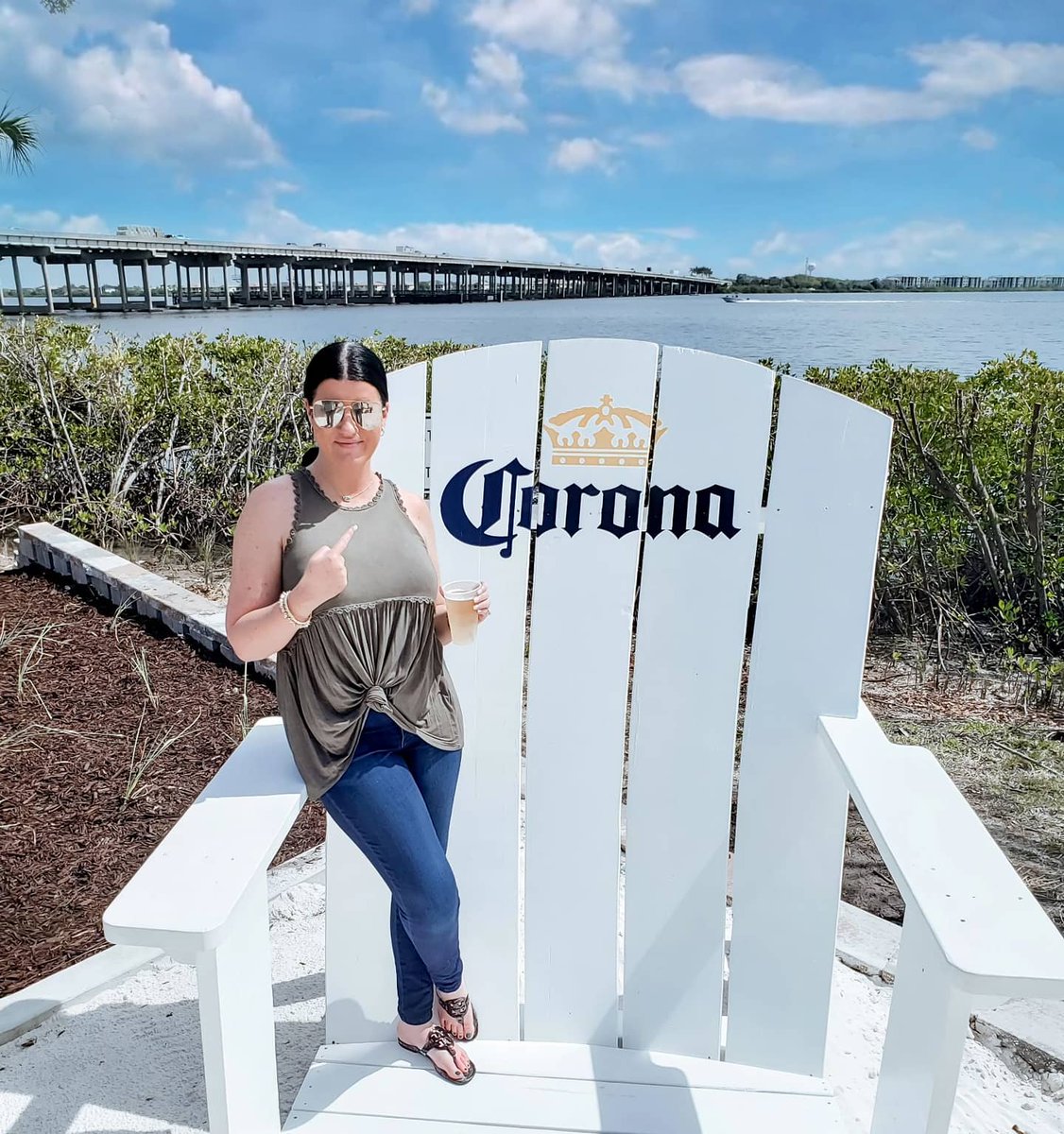 LaurieLivinLife's tweet photo. The only #Corona I want.🍺🌴
I hope u are all hanging in there. Blue skies🌤 &amp; #positivity ur way.✌ What are u doing to pass ur quarantine time?👇 I am catching up on some collabs, blog posts &amp; quality time with my hubs &amp; pups. 💑🐶
📍: #whiskeyjoesmr (Ellenton, Fl)
#Florida https://t.co/XIiMYAuAKl
