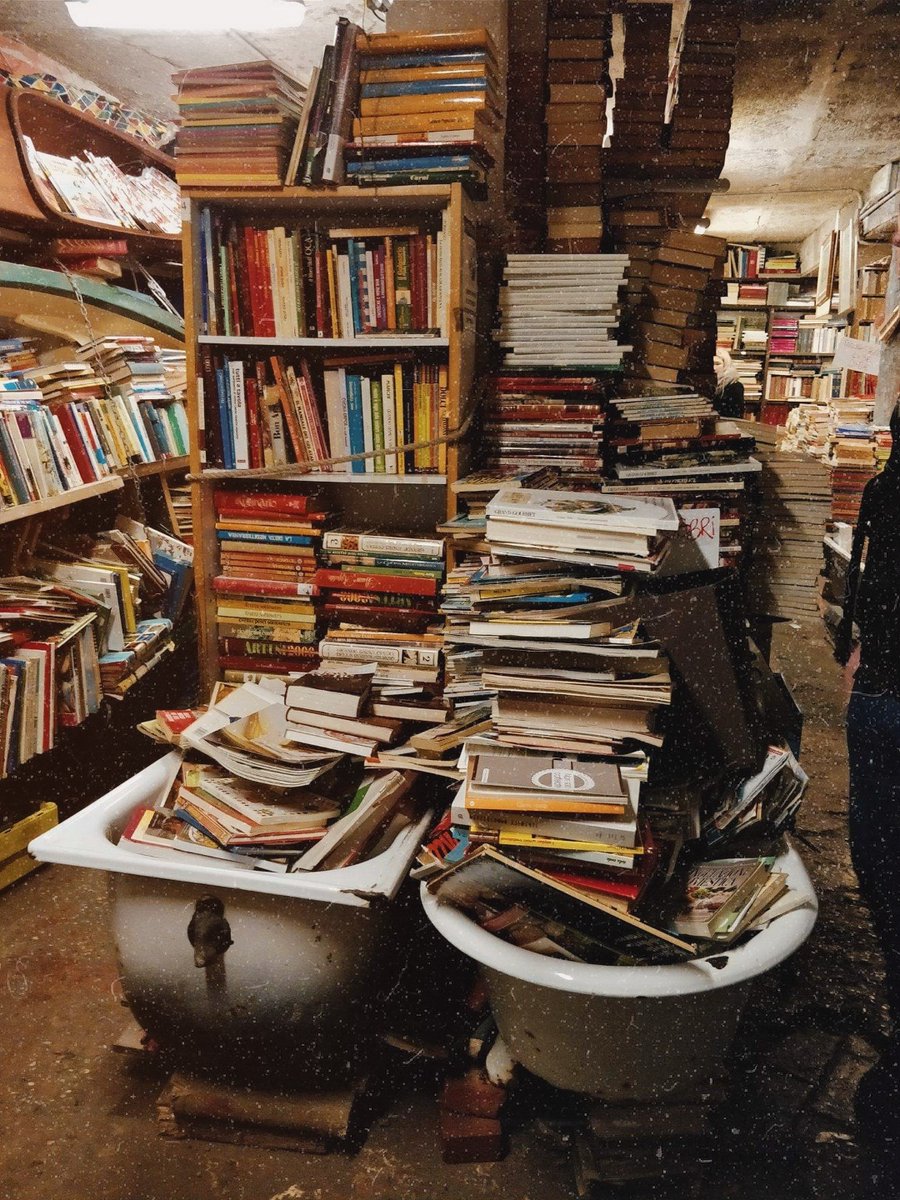 AmazingShelves's tweet photo. New book storage idea. https://t.co/JYdBxYkpk3