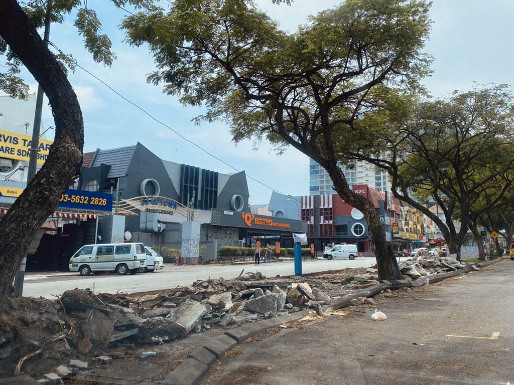 nylahuda's tweet image. The end of an era.

The SS15 cendol &amp;amp; rojak stall was demolished on the second day of the Restricted Movement Order.

Reports say authorities are making way for a sidewalk. No word on relocation.
