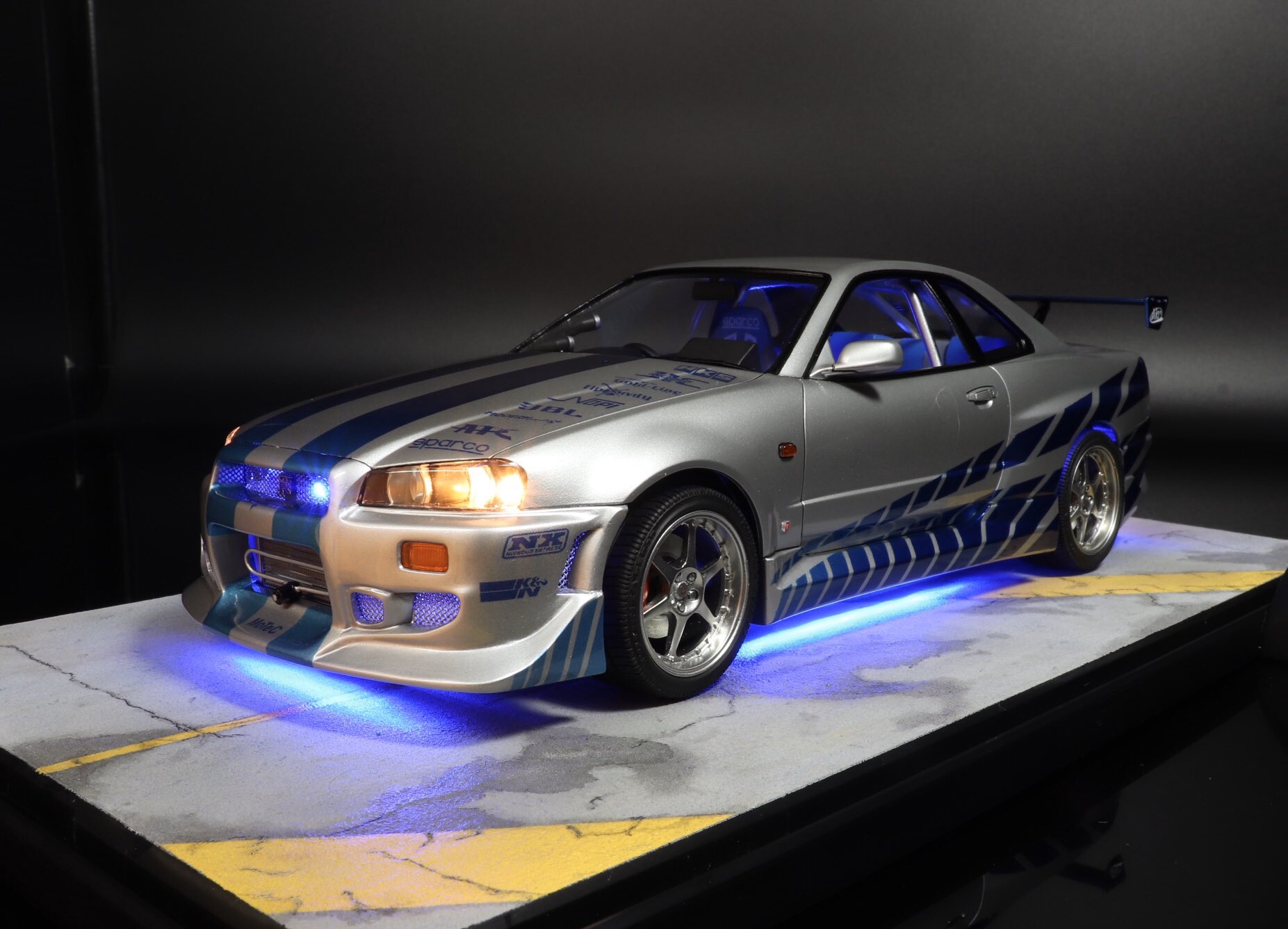 Twitter 上的 右京 タミヤ製改造 Nissan Skyline Gt R R34 2fast 2furious ワイルドスピード 2 電飾完全再現版 完成です 以前反響を頂きましたこちらですが電飾の知識がなく物凄く暗かったのを後悔していて 知識を得た今バージョンアップさせました 動画も