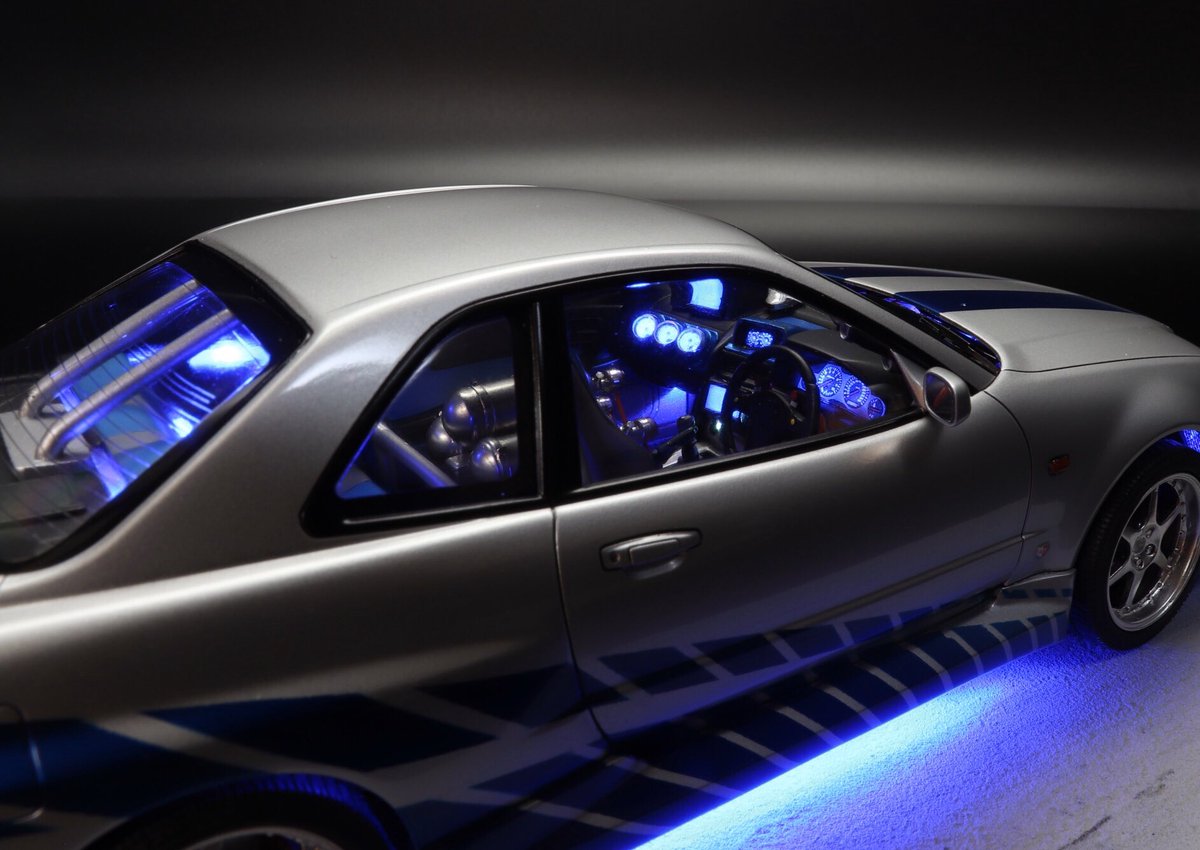 右京 内装にもledをかなり仕込み間接照明で室内が劇中同様綺麗に光ります スイッチ部分も遊び心を入れr34のメーターを模した物をスクラッチし電飾も入っています ケース土台は初めてアスファルト調のペイントを施しました