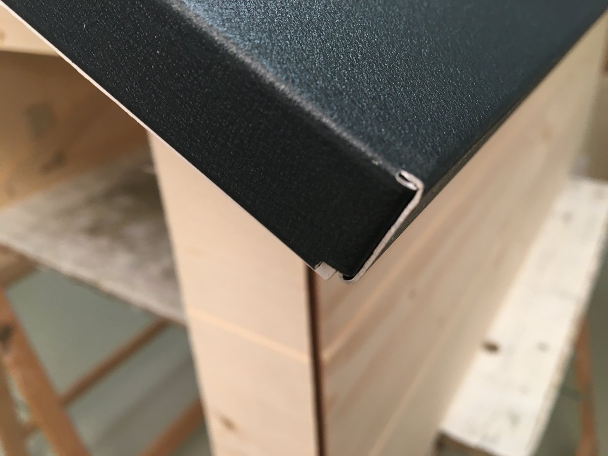 RoboHut's tweet image. Detail Nummer 16: Alublech  - Zuschnitt mit dem Laser und auf der Maschine gebogen

#husqvarna #automower #Rasenmähroboter #gardena #mährobotergarage #garage