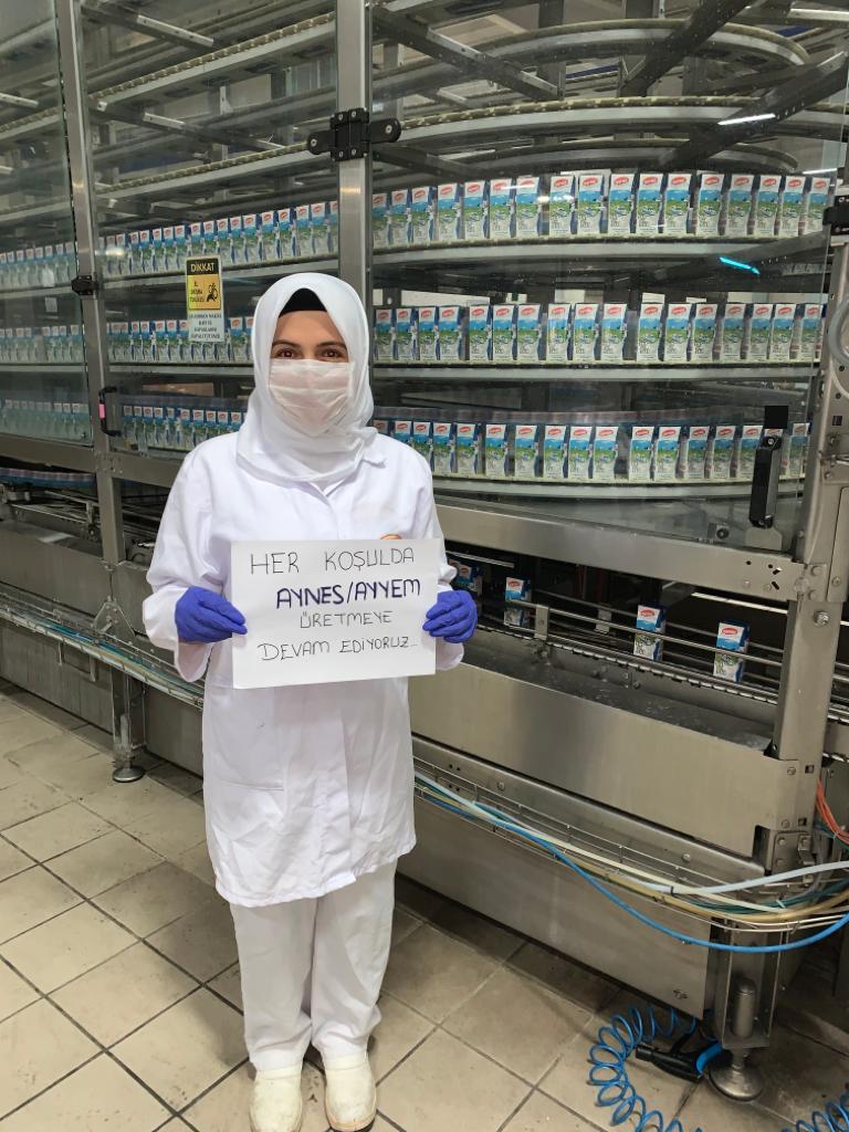 Aynes çalışanları her koşulda üretmeye devam ediyor. Canla başla çalışmaya devam eden Aynes çalışanlarını alkışlıyoruz.
#AlkışlarGıdaÇalışanlarına
#AlkışlarAynesÇalışanlarına