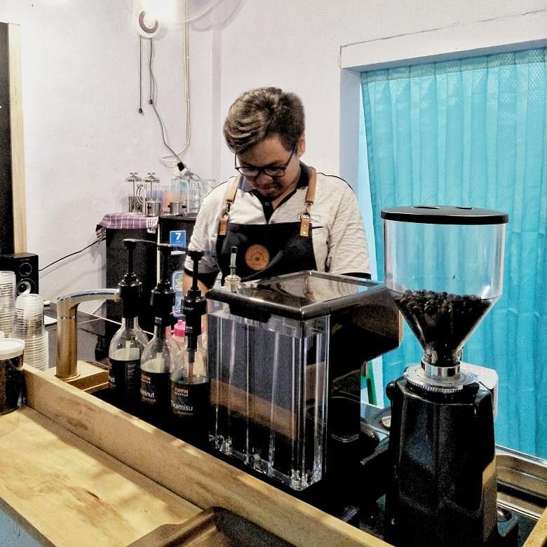 ptangkasajaya's tweet photo. "Pesan kopi sore ini, tak selamanya hidup itu manis dan tak selamanya yang pahit itu tidak nikmat. Seruput sajalah, nantinya kamu tau sendiri gimana nikmatnya"
#kopiindonesia #kopisusukekinian #ruangide https://t.co/BlCTMHpeFk