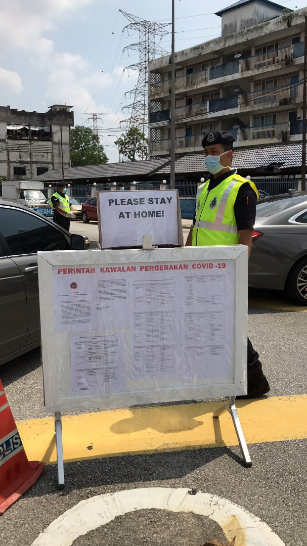 YB Dato' Seri Hamzah bin Zainudin, Menteri KDN hari ini terus turun padang bagi memantau pematuhan Perintah Kawalan Pergerakan di sekitar Kuala Lumpur. Pemantauan bukan hanya di pos sekatan jalanraya tetapi juga di premis perniagaan.

Keselamatan #tanggungjawabbersama
#stayathome