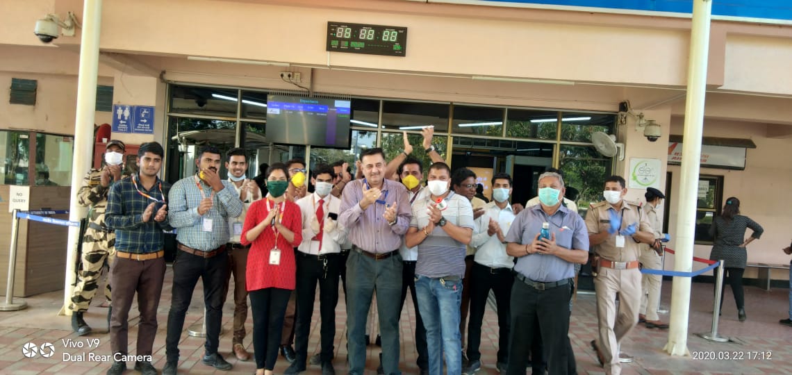 aairajairport's tweet photo. All stake holders of #Rajkot Airport applauded the hardwork of our Doctors and medical staff who are working round clock for our health. #heroeswithoutuniform #COVID19 @aairedwr @AAI_Official @MoCA_GoI @MoHFW_INDIA https://t.co/jRO4kOTPBT