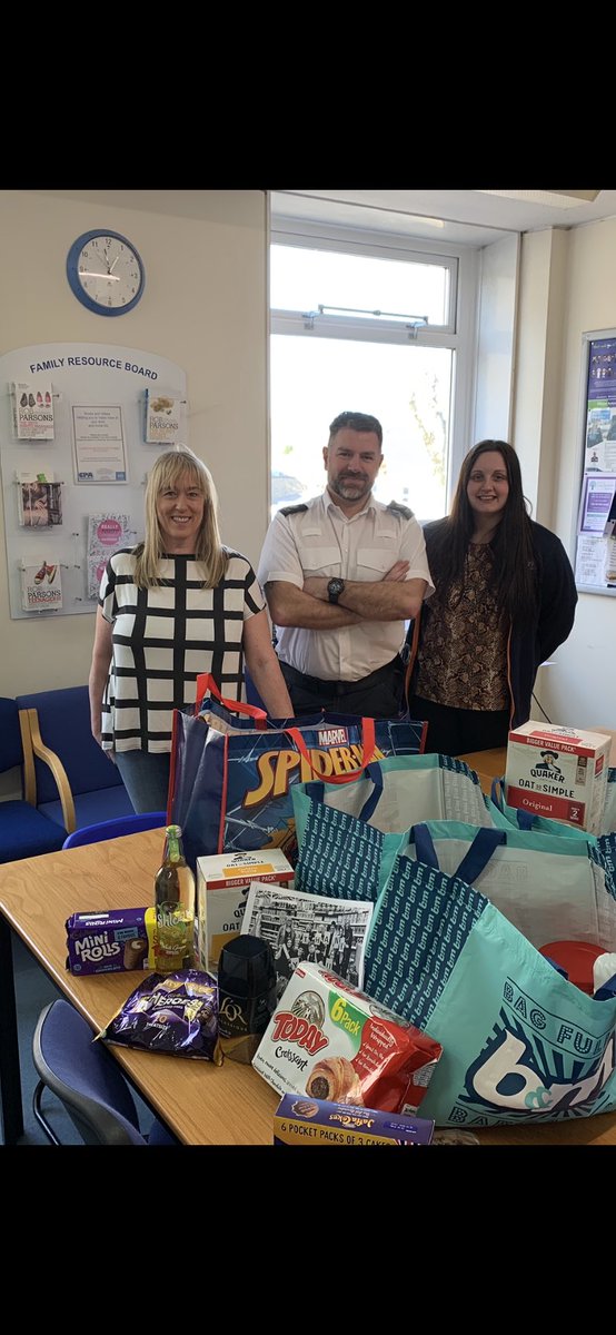 InspDaveT's tweet photo. WOW- What an amazingly lovely and thoughtful gesture from Kim and Jodie at Barnstaple @bmstores thinking of our policing staff out on the frontline. A BIG Thank You from your Local Police 👮🏻👮🏻♂️ ! @DC_Police @BarumPolice @NorthDevonNews #brewsup @BarnstapleCust1 @DC_PCC https://t.co/JTBWTyanu3