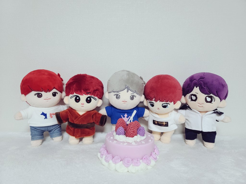 moongchiseng's tweet photo. 올해 셍일투어 못한게 너무너무 아쉽고 슬프지만ㅜㅜ 집에서나마 아가들과 함께 축하하며 아쉬움을 달래봅니다😭😭 https://t.co/Gw1C2Hfats