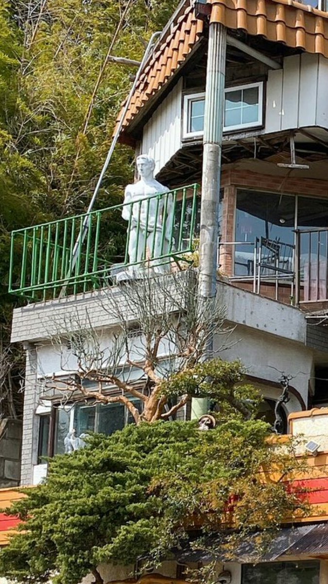 元デイリーヤマザキの廃墟に来たら 思った以上にカオスだった リアル ハウルの動く城 なぜギリシャの銅像が Togetter