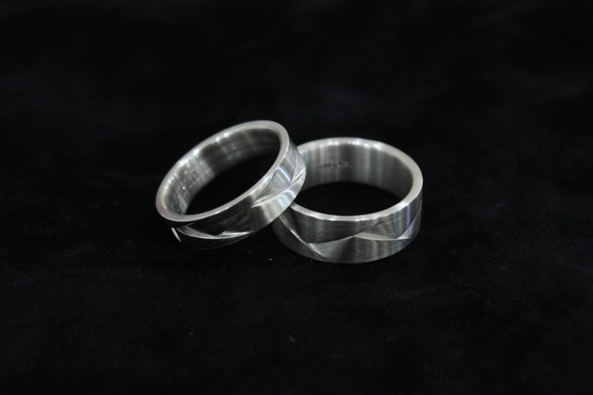 The iconic O R I G A M I wedding ring. 💕
Available in a range of metals and widths. 
Find out more about this design and check out the diamond set version by clicking here...👇
bit.ly/33E02Ux

#diamondring #weddingring #sundaymotivation #furrerjacotuk #ukgifthour