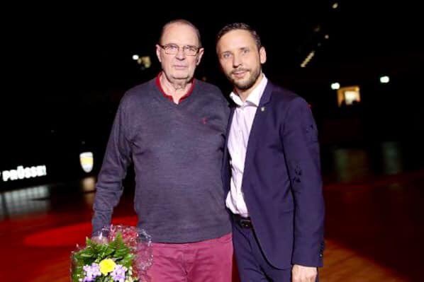 Happy Birthday, Jimmy Prüsse 🎂
Ein Urgestein des Rostocker Handballs feiert heute seinen 81. Geburtstag: Feldhandball-Weltmeister Klaus „Jimmy“ Prüsse! Wir wünschen Dir alles erdenklich Gute, beste Gesundheit und sehen uns hoffentlich bald wieder in der Halle! 
Foto: S. Heger