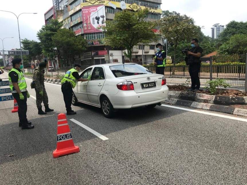 itsme_nalini's tweet photo. #Malaysia today onwards- - 22/3/2020
#MalaysianMilitary + #MalaysianPolice working together to mk sure ppl adhere to government order #StayAtHome!
#history #1stinHistory #newHistory
#RestirctedMovementOrder #CoronavirusPandemic #COVID19
Please #StayHomeSaveLives
Use 🧤+mask! https://t.co/vEJ1XMDe6C