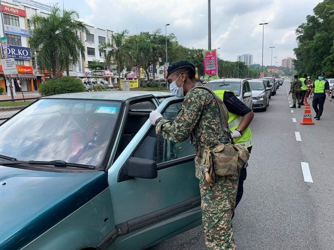 itsme_nalini's tweet photo. #Malaysia today onwards- - 22/3/2020
#MalaysianMilitary + #MalaysianPolice working together to mk sure ppl adhere to government order #StayAtHome!
#history #1stinHistory #newHistory
#RestirctedMovementOrder #CoronavirusPandemic #COVID19
Please #StayHomeSaveLives
Use 🧤+mask! https://t.co/vEJ1XMDe6C
