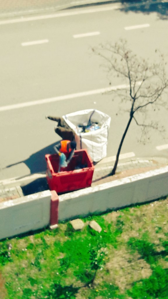 pinartunay's tweet photo. Hastalik bu abilere uğramiyor mı? Çalışanlar sokakta #EvdeKal #EvdeKalTurkiye https://t.co/MEx850GvBL